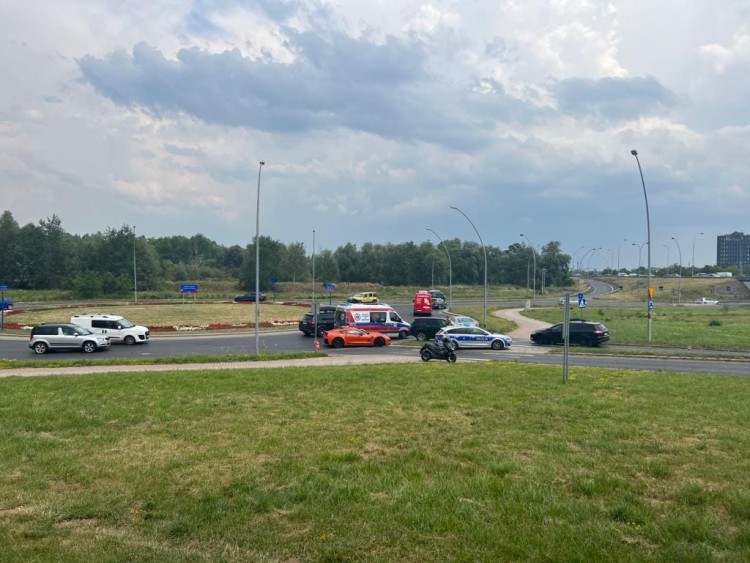 Wrocław: Wypadek na rondzie koło salonu Agata Meble. Rozbity chevrolet corvette [ZDJĘCIA], Pomoc Drogowa AUTO-HARD