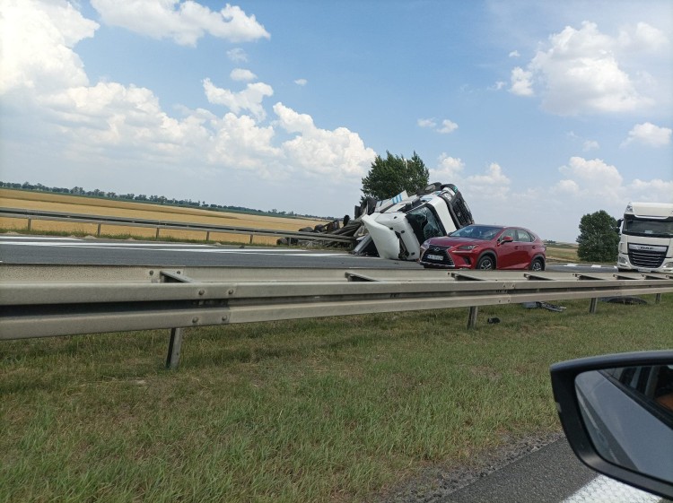 Koszmarny wypadek na autostradzie A4 w stronę Wrocławia. Dachowanie tira [ZDJĘCIA], Adam Tkocz