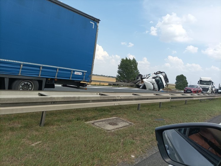 Koszmarny wypadek na autostradzie A4 w stronę Wrocławia. Dachowanie tira [ZDJĘCIA], Adam Tkocz