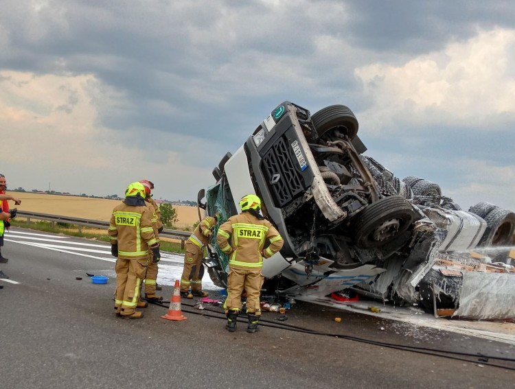Koszmarny wypadek na autostradzie A4 w stronę Wrocławia. Dachowanie tira [ZDJĘCIA], SWW