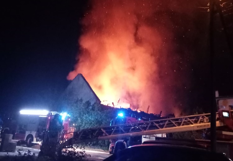Groźny pożar w podwrocławskich Iwinach. Mieszkańcy słyszeli wybuchy, Tomasz Tadeusz Tokarek