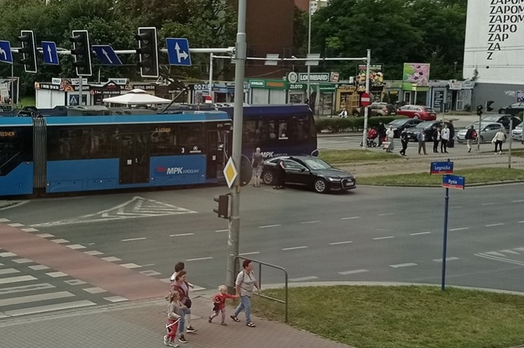 Jedna osoba ranna po wypadku tramwaju i osobowego audi, Michał Zawisza Woyczyński