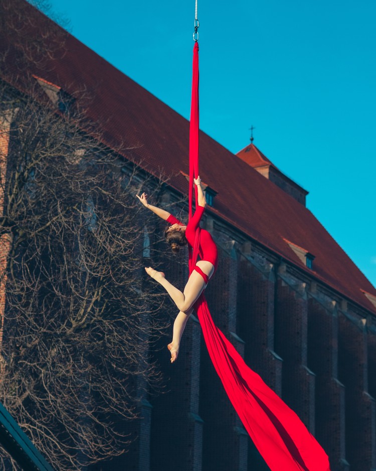 Wrocław: Akrobatyczna sesja na Ostrowie Tumskim. Zobacz niezwykłe zdjęcia, W Rytmie Fotografii