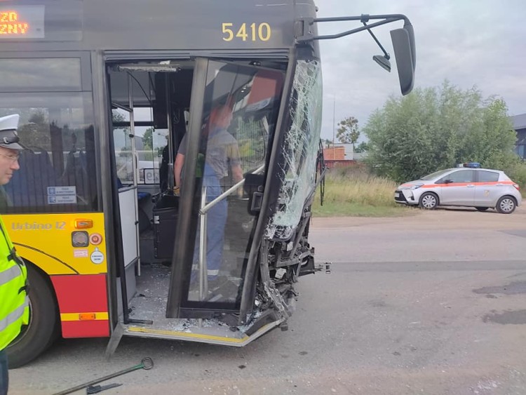 Wrocław: Czołowe zderzenie autobusu MPK z samochodem. Zawiniła pszczoła? [ZDJĘCIA], Pomoc Drogowa AUTO-HARD