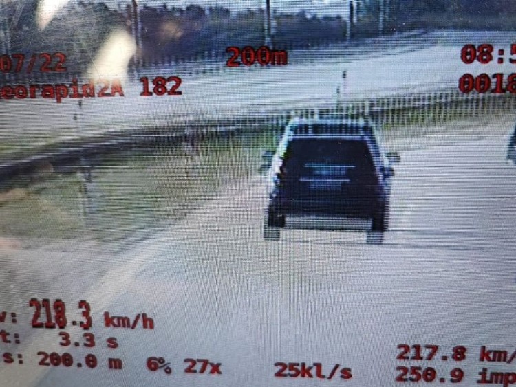 Kierowca mercedesa jechał 220 km/h. Zauważyli go policjanci, KWP Wrocław
