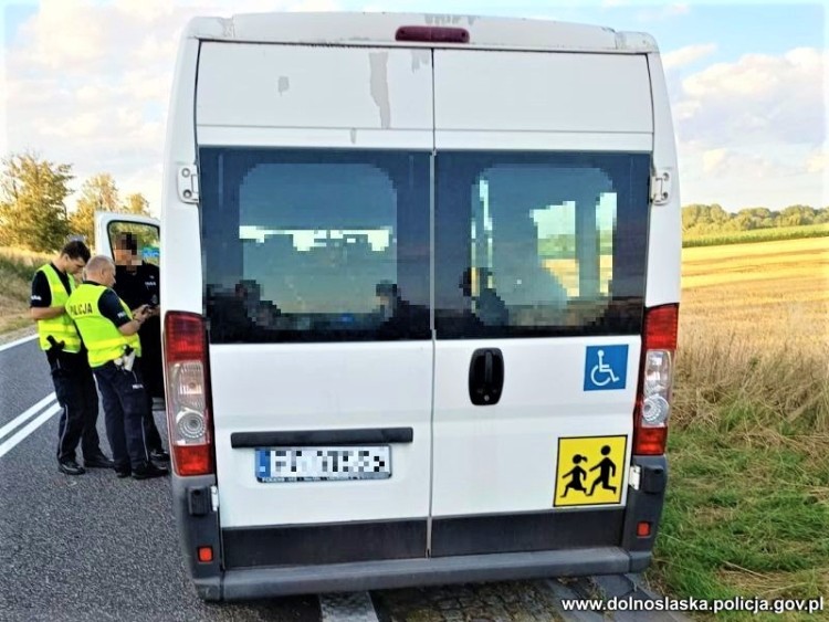 Wycieńczeni nielegalni imigranci leżeli na podłodze busa, Policja Dolnośląska