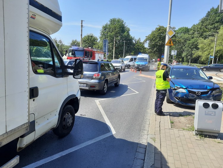 Wrocław: Wypadek trzech aut na Mickiewicza. Zderzenie czołowe [ZDJĘCIA], mk