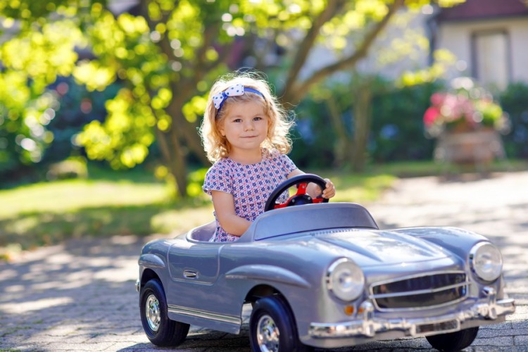 Jakie samochody na akumulator dla dzieci są dostępne na rynku?, Adobe Stock