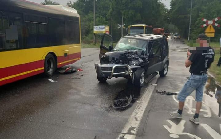 Wrocław: Wypadek na Obornickiej. Autobus MPK zderzył się czołowo z samochodem, Auto Hard