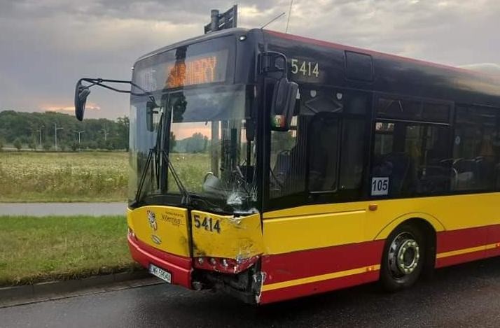 Wrocław: Wypadek na Obornickiej. Autobus MPK zderzył się czołowo z samochodem, Auto Hard