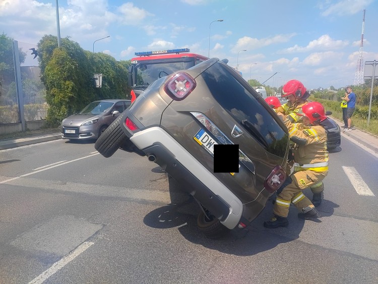 Wrocław: Wypadek na Gądowiance. Auto przewróciło się na bok. Uwaga na korki!, Pomoc Drogowa AUTO-HARD