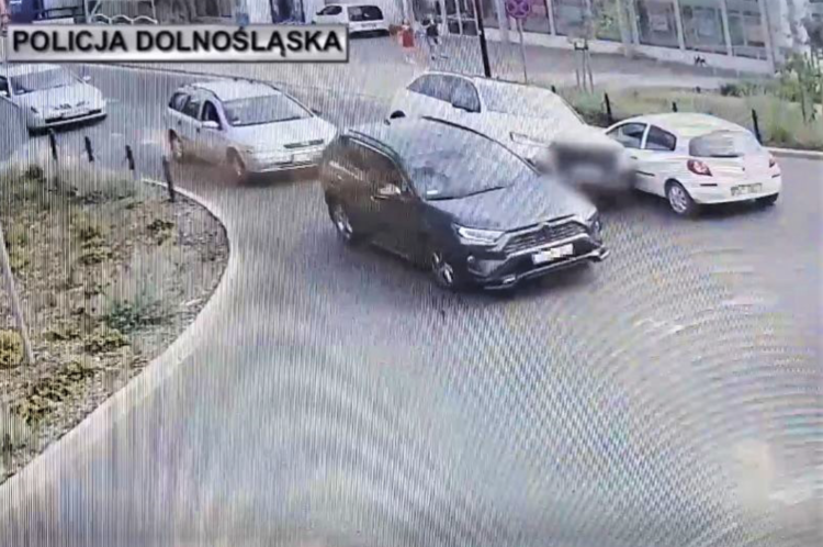 Szaleńcza jazda przez centrum. Zniszczył 7 aut wciskając się między nie. Zobaczcie ten film!, KWP Wrocław