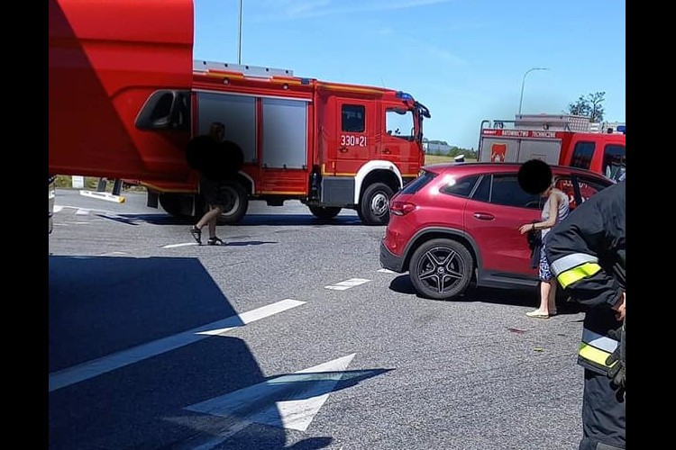 Wrocław: wypadek na zjeździe z A4, zablokowana droga dojazdowa. Lądował śmigłowiec, OSP KSRG Gniechowice