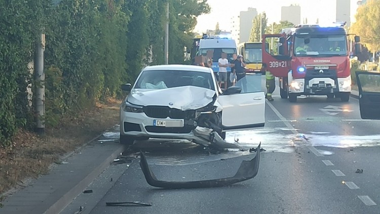 Wrocław: wypadek dwóch BMW. Jedna osoba ranna [ZDJĘCIA], Czytelnik