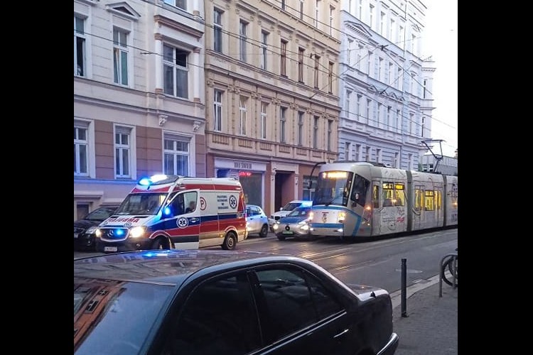 Wypadek tramwaju i samochodu na Nadodrzu. Karetka na miejscu, Szymon Baran