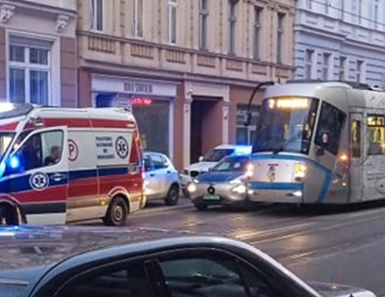 Wypadek tramwaju i samochodu na Nadodrzu. Karetka na miejscu, Szymon Baran