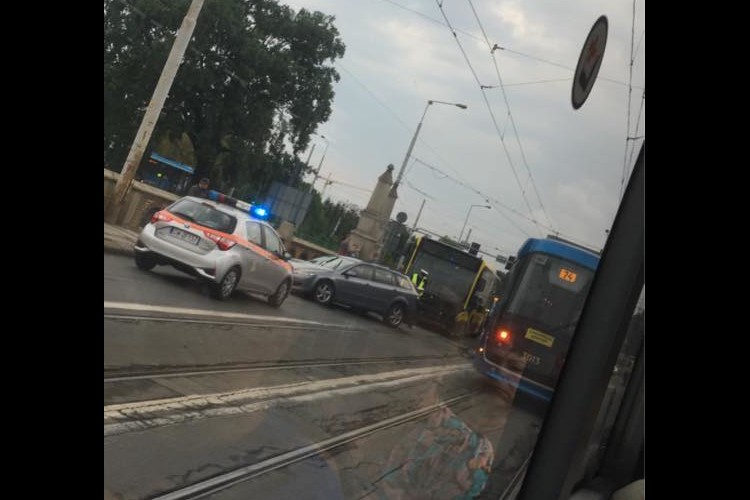 Wypadek tramwaju, autobusu i samochodu. Most Osobowicki był nieprzejezdny, Julia Hanna Wojakowska