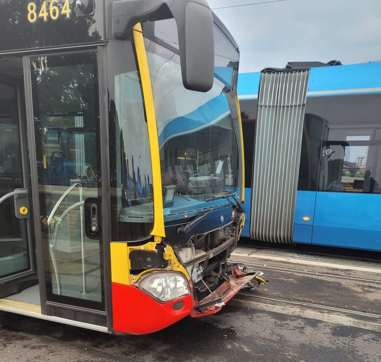 Wypadek tramwaju, autobusu i samochodu. Most Osobowicki był nieprzejezdny, Czytelniczka