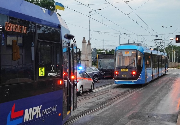 Wypadek tramwaju, autobusu i samochodu. Most Osobowicki był nieprzejezdny, Pomoc Drogowa AUTO-HARD