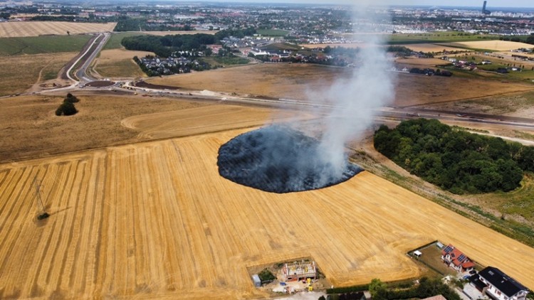 Duży pożar pod Wrocławiem. Słup dymu było widać z wielu kilometrów, Czytelnik