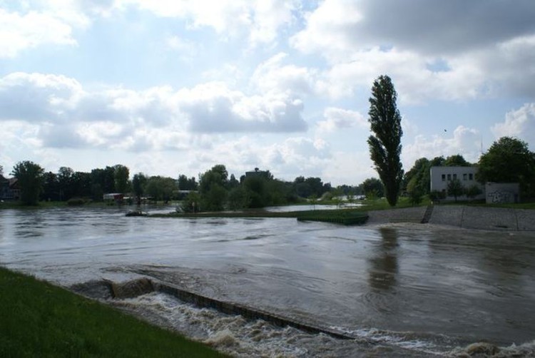 Gwałtownie przybywa wody w rzekach. Ostrzeżenie powodziowe dla Wrocławia, Zdjęcie ilustracyjne