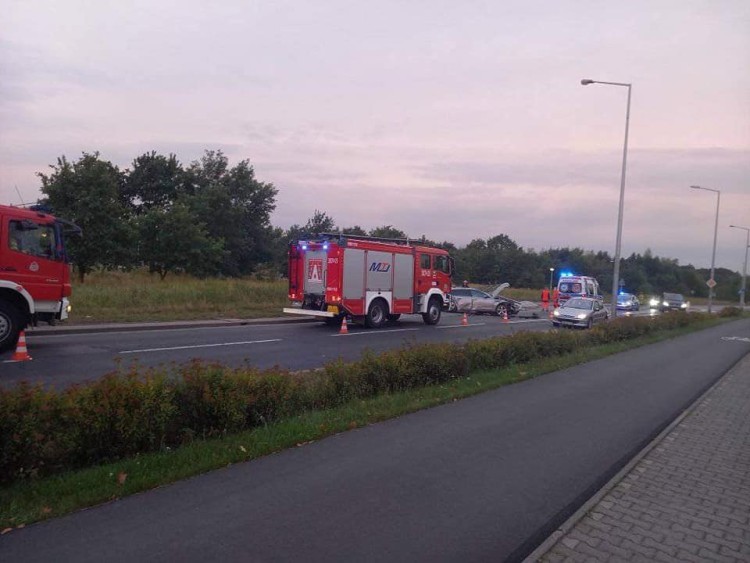 Wrocław: Wypadek na Królewieckiej. Kobieta jadąca audi skasowała przystanek [ZDJĘCIA], Pomoc Drogowa AUTO-HARD