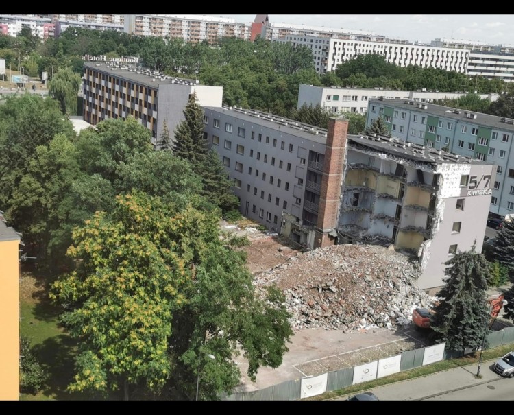 Wrocław: Wyburzają biurowiec koło Legnickiej. Stanie tam nowy budynek [ZDJĘCIA], Gądów Mały