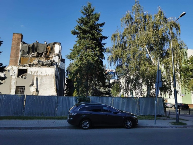 Wrocław: Wyburzają biurowiec koło Legnickiej. Stanie tam nowy budynek [ZDJĘCIA], Gądów Mały