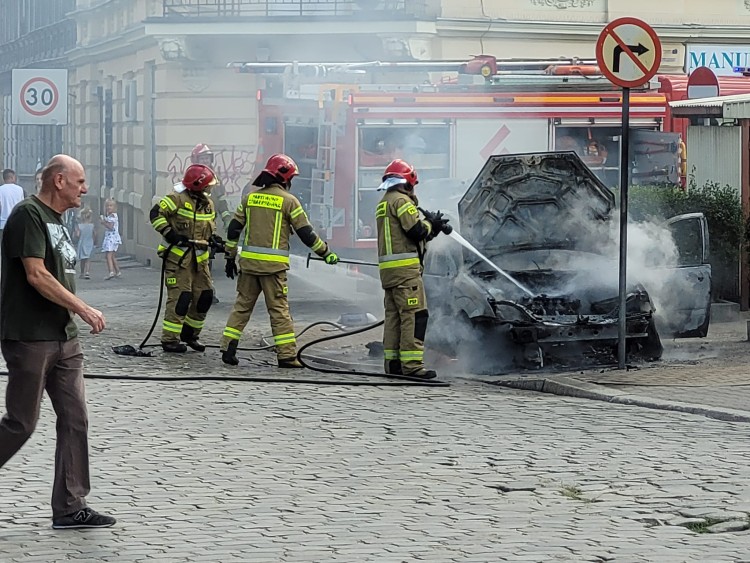 Pożar samochodu w centrum Wrocławia. Stał tuż obok marketu, Auto-Hard/Wrocław Zdarzenia/Daniel Pawelski