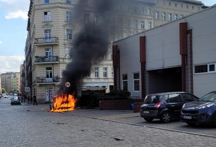Pożar samochodu w centrum Wrocławia. Stał tuż obok marketu, fot. Auto-Hard/Wrocław Zdarzenia/Daniel Pawelski