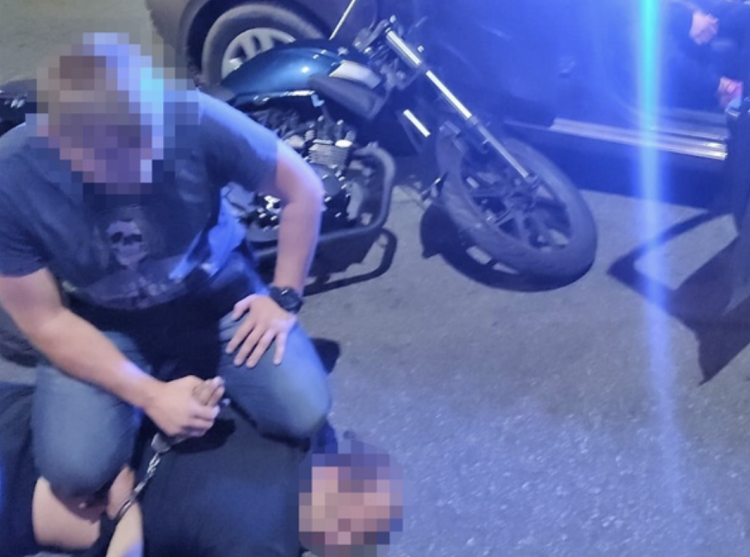 Uciekał skradzionym motocyklem, mając kieszenie wypchane narkotykami, wrocławska policja
