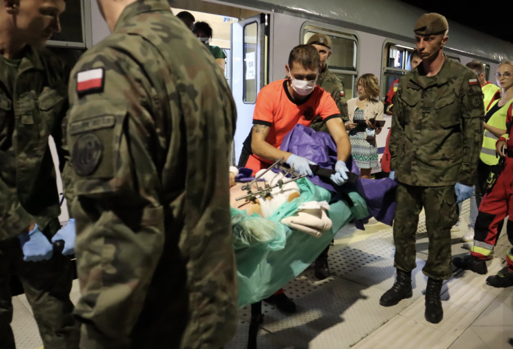 Ranni żołnierze z Ukrainy przyjechali pociągiem do Wrocławia. Są w ciężkim stanie, Dolnośląski Urząd Wojewódzki we Wrocławiu