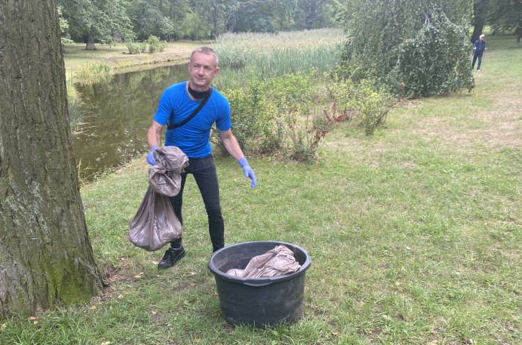 Wrocław: Wyłowili ze stawu martwe ryby. Zostawili je pod drzewem w parku, m