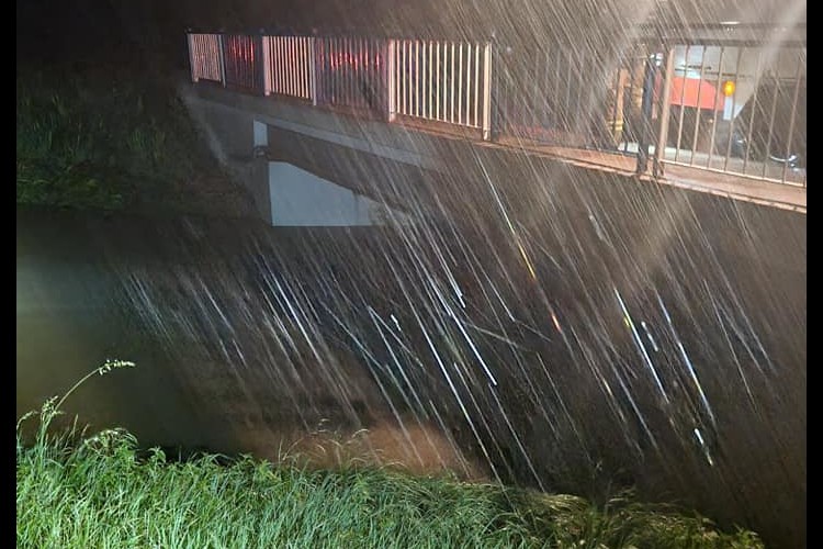Powódź pod Wrocławiem. Drogi i posesje pod wodą. Są ranni, OSP Sobótka Zachodnia