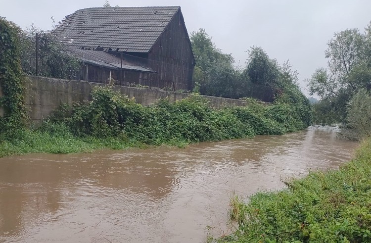 Powódź pod Wrocławiem. Drogi i posesje pod wodą. Są ranni, Gmina Wiązów