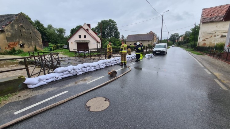 Powódź pod Wrocławiem. Drogi i posesje pod wodą. Są ranni, OSP Pustków Żurawski