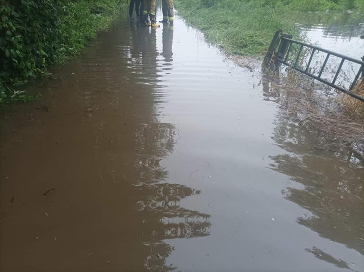 Powódź pod Wrocławiem. Drogi i posesje pod wodą. Są ranni, OSP KSRG Gniechowice