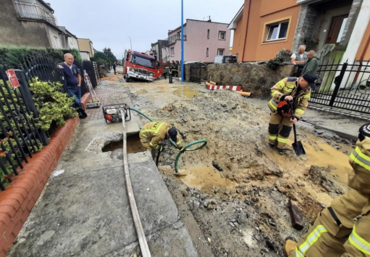 Pod Wrocławiem wóz strażacki ugrzązł w błocie, Marcin Kruk