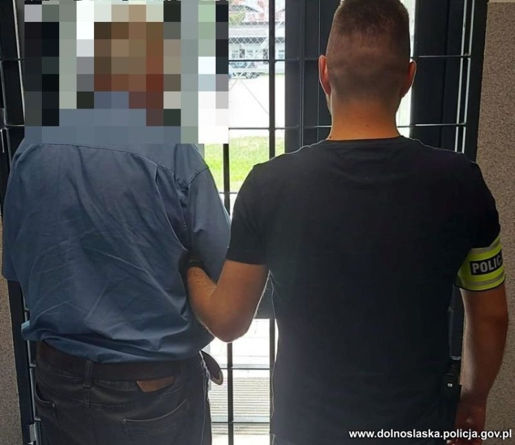 Fałszywy policjant okazał się 72-latkiem. Właśnie został złapany, Policja Dolnośląska