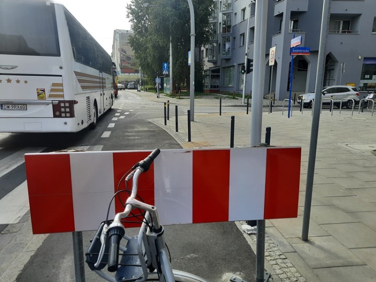 Miasto kazało wybudować drogę rowerową, ale stwierdziło, że jest niewygodna i ją zamknęło, k