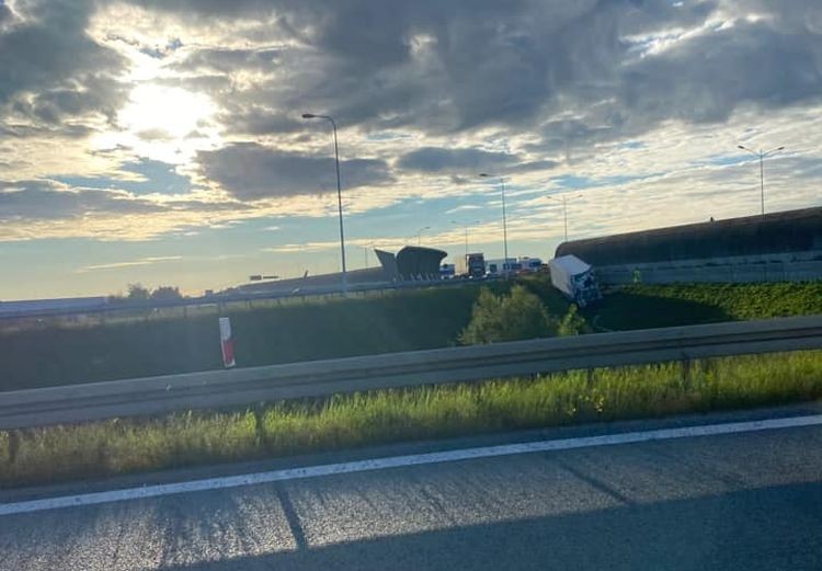 Wrocław: Ciężarówka przebiła barierki na AOW i spadła na nasyp. Kierowca ranny, Rafał Guderski