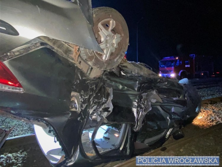 Wrocław: Śmiertelny wypadek na Lotniczej. Honda dachowała na torowisko, fot. policja