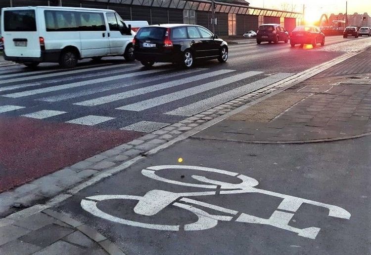 Kompletnie pijany rowerzysta leżał przy drodze. Trafił do aresztu, KMP Wrocław