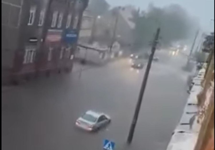 Cyklon Peggy we Wrocławiu. Drzewo spadło na człowieka, ulice pod wodą, screen/FB