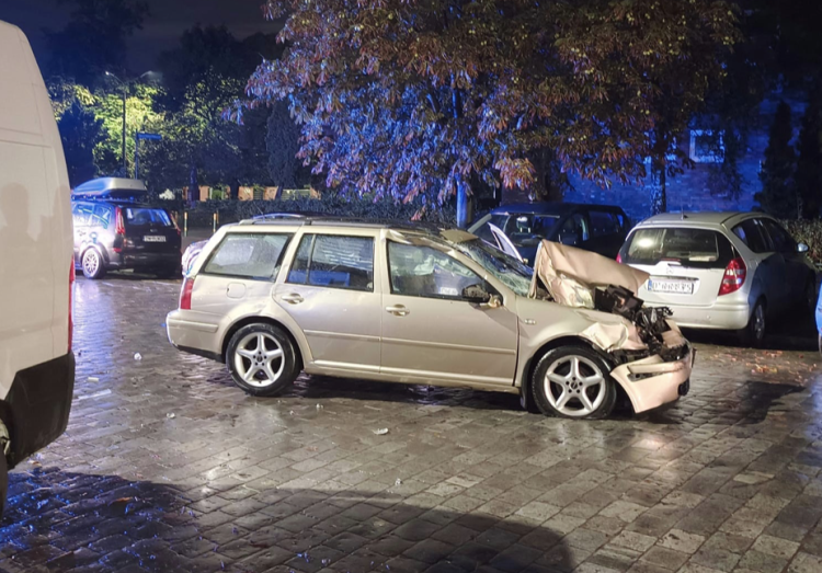 Pijany kierowca zniszczył 5 aut, po czym rozbił się na latarni, czytelnik