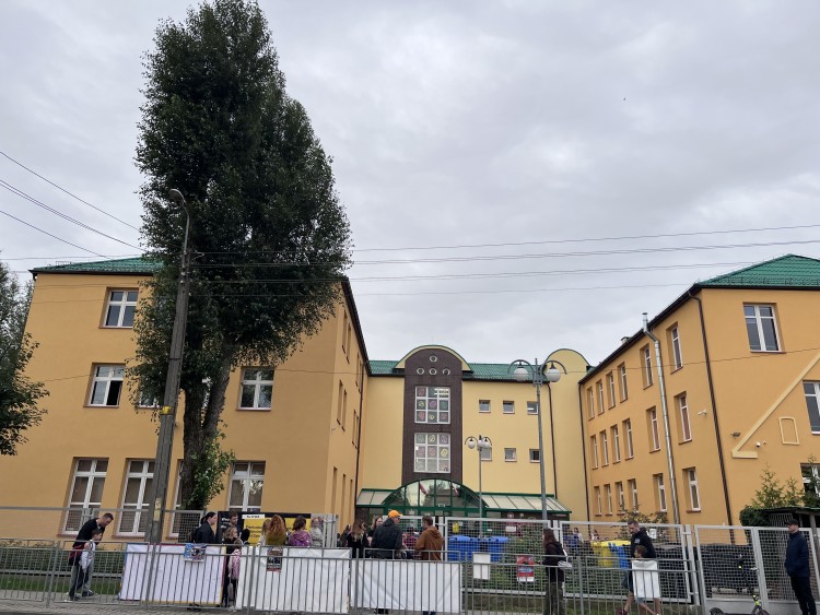 Wrocław: Nie zdążyli wyremontować szkoły. Dzieci wysłali do innej - dojazd trwa 45 minut, klim