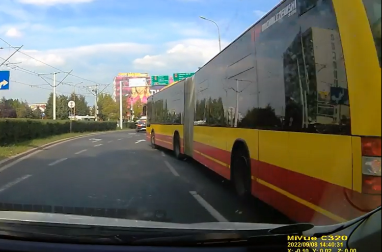Wrocław: niebezpieczna jazda miejskiego autobusu. MPK Wrocław milczy [FILM], Facebook/TaxiWroclawInfo