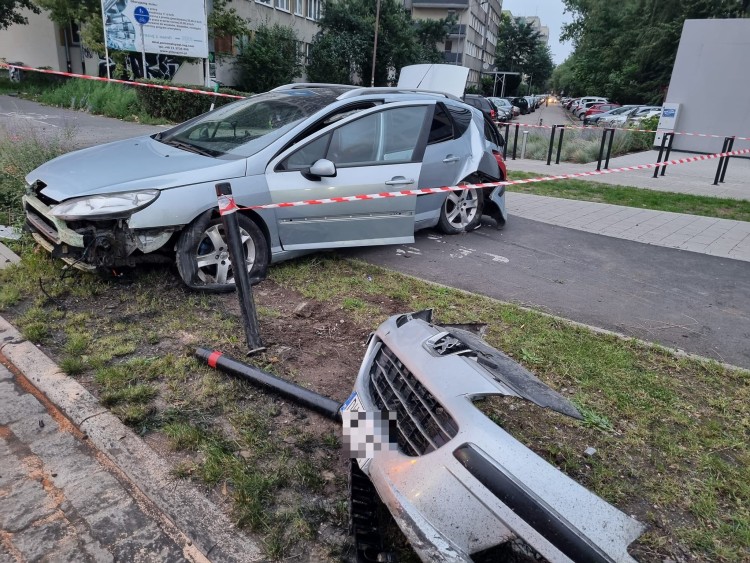Wypadek na Legnickiej. Ukrainiec przeleciał nad torowiskiem, był pijany, Pomoc drogowa Auto HARD - grupa Wrocław Zdarzenia