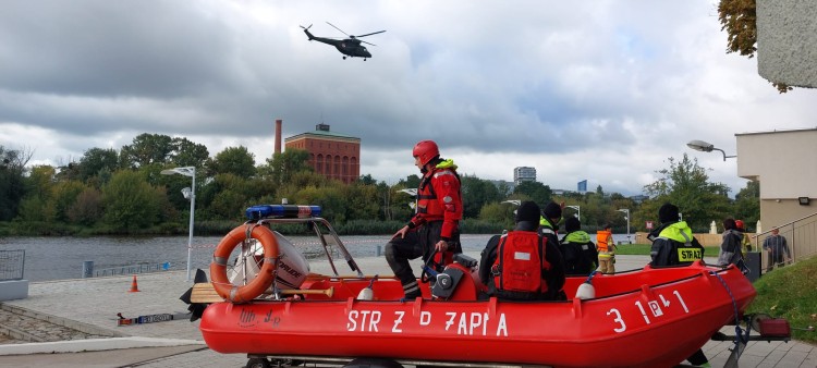 Powódź i tonący statek we Wrocławiu. 300 strażaków w akcji. Trwają ćwiczenia Odra 2022, PSP Wrocław