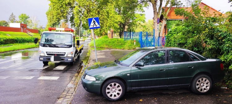 Wrocław: Co za tupet! Kierowca audi zablokował chodnik przy przejściu dla pieszych, Straż Miejska Wrocławia